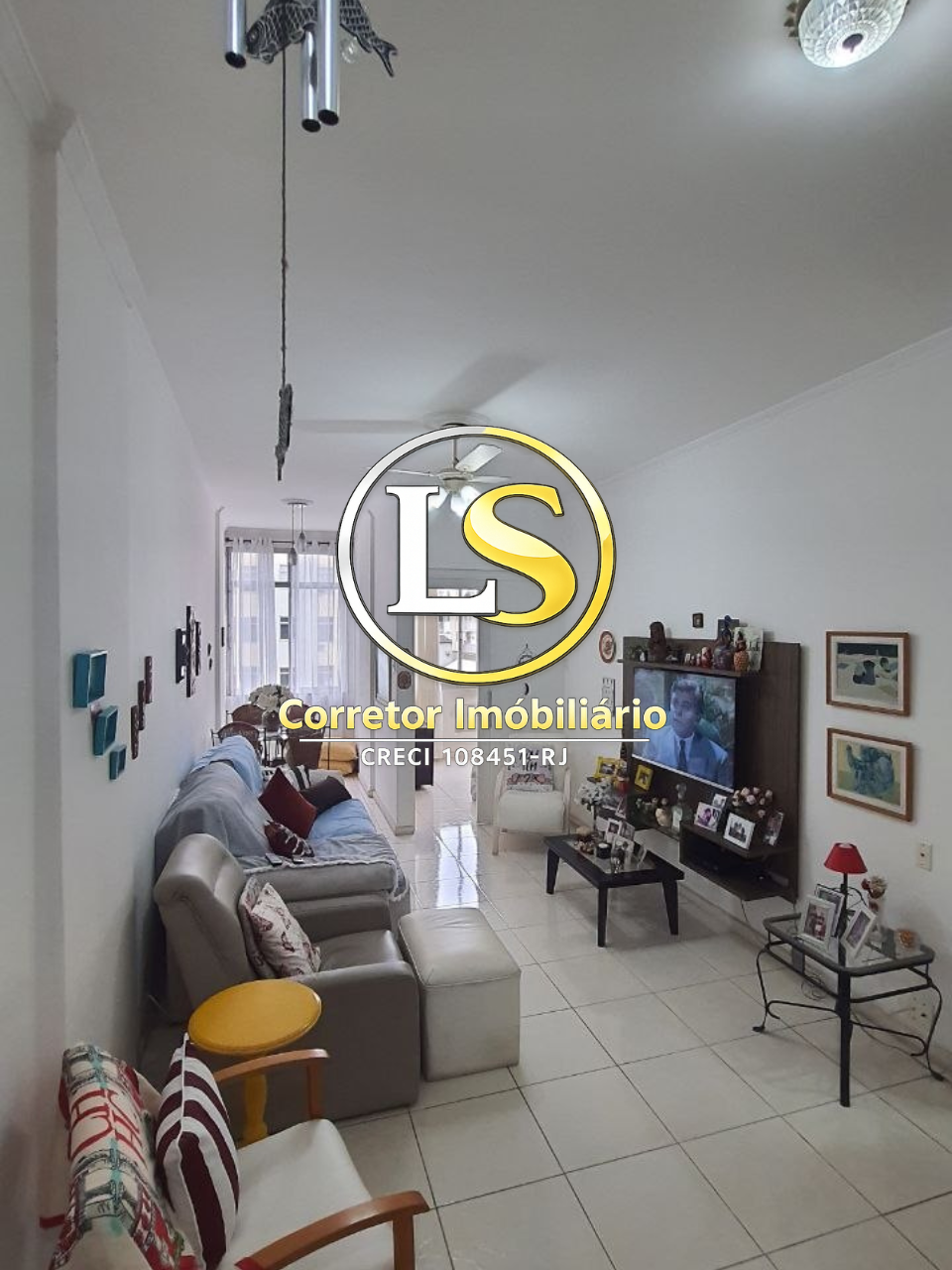 Apartamento semimobiliado com 2 quartos, sendo 1 suíte, na Rua Uruguai